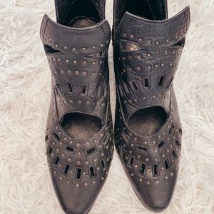 Women’s sbicca size 7.5 cut out leather booties